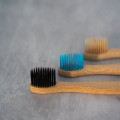 Waarom zit er een blauw streepje op je tandenborstel? Uitgelegd