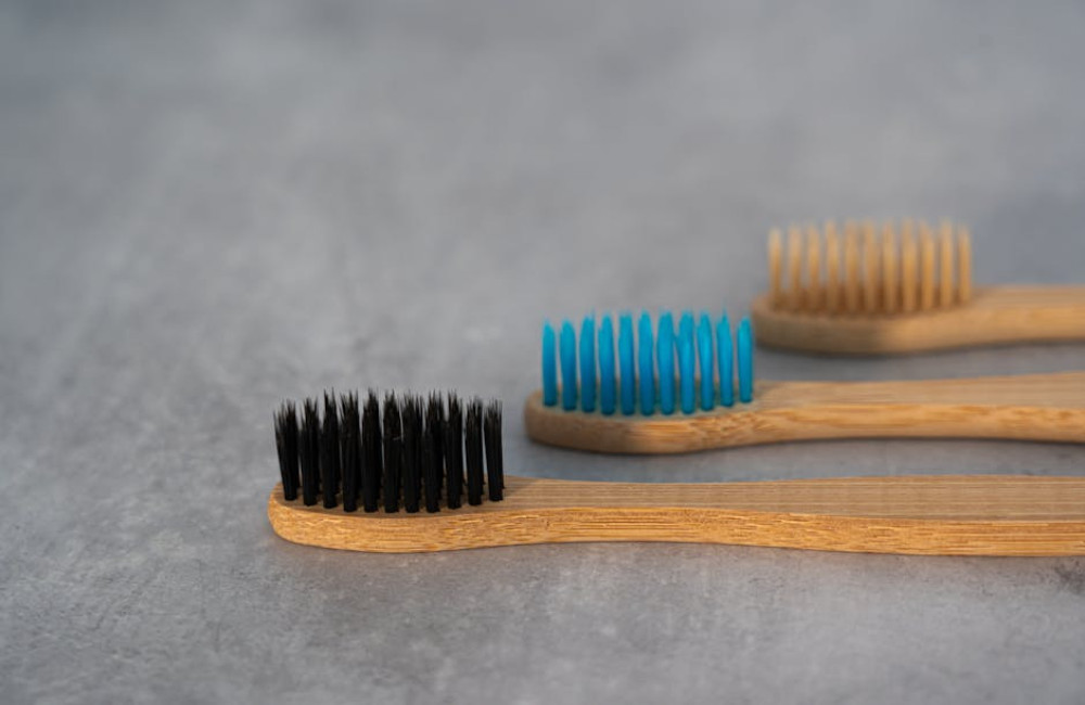 Waarom zit er een blauw streepje op je tandenborstel? Uitgelegd